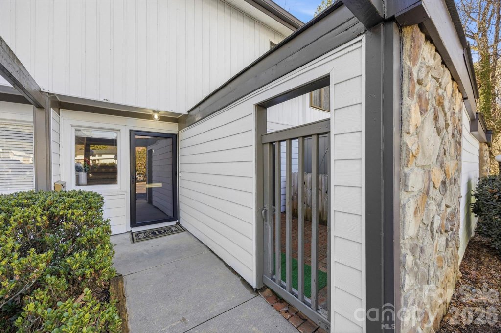 Sir Johns Hill, Charlotte community