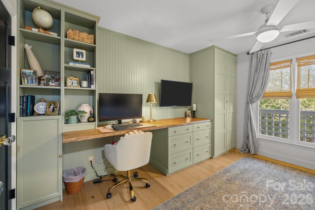 Queens Station, Charlotte community