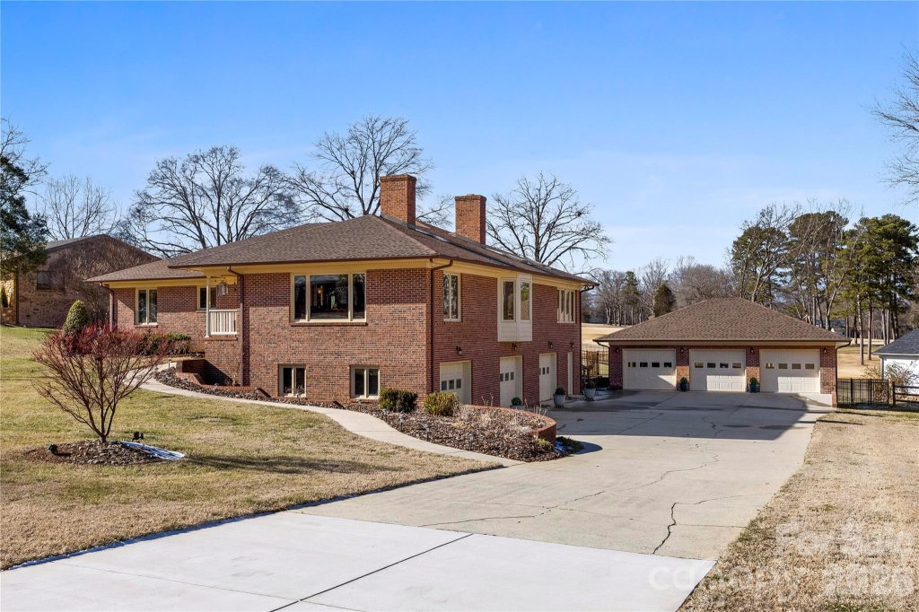 Pine Island, Charlotte community