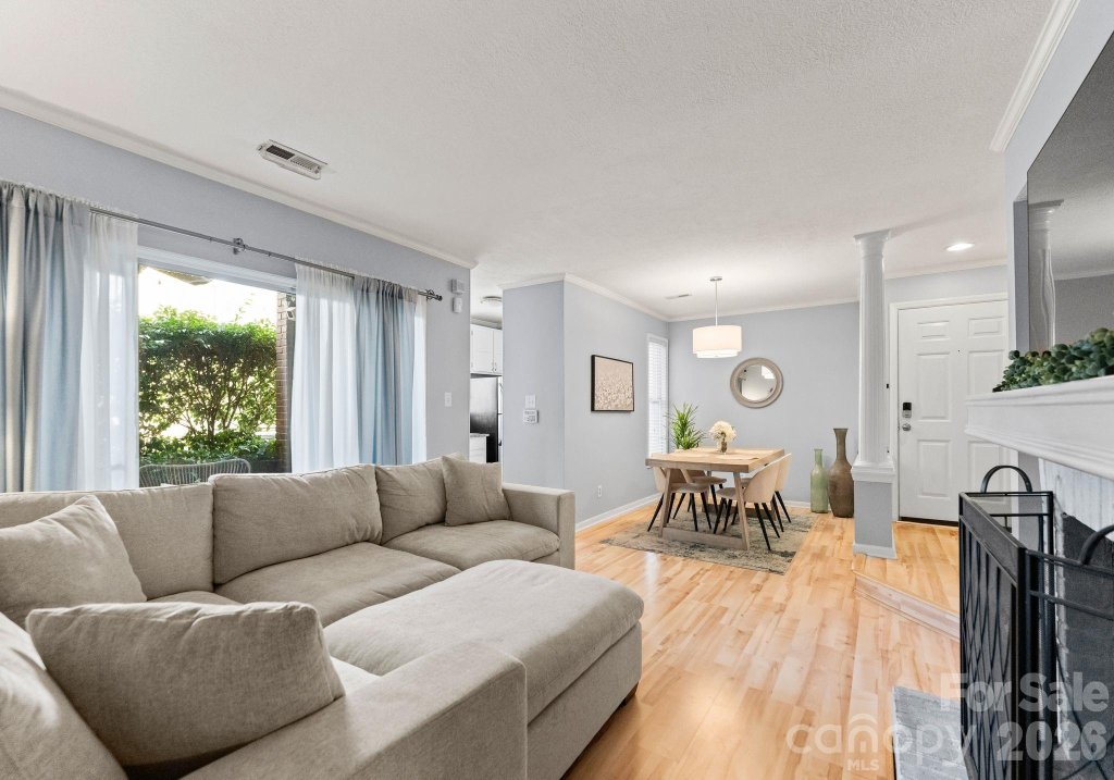 1109 E Morehead Street