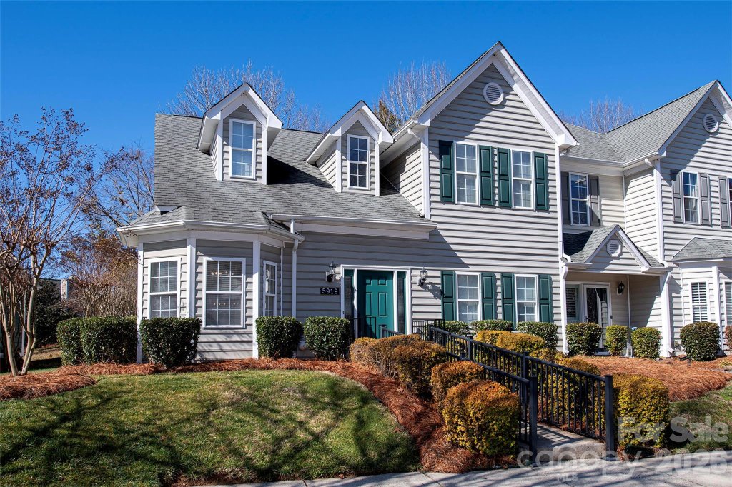 Bishops Ridge, Charlotte community