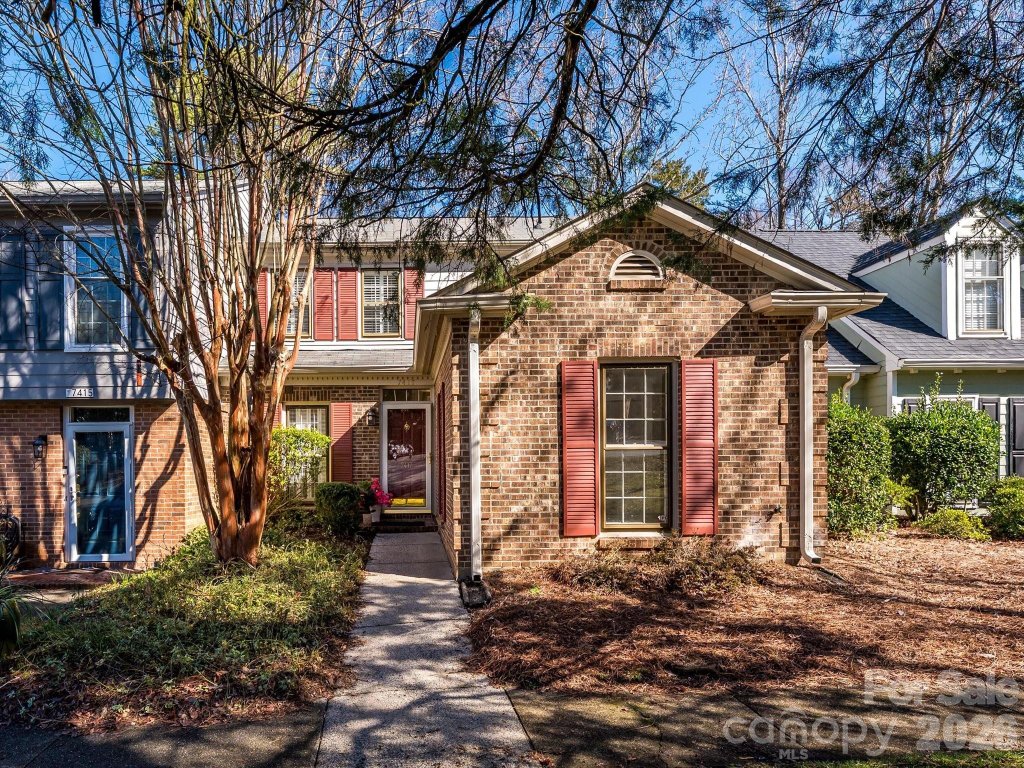 Carmel Hollow, Charlotte community