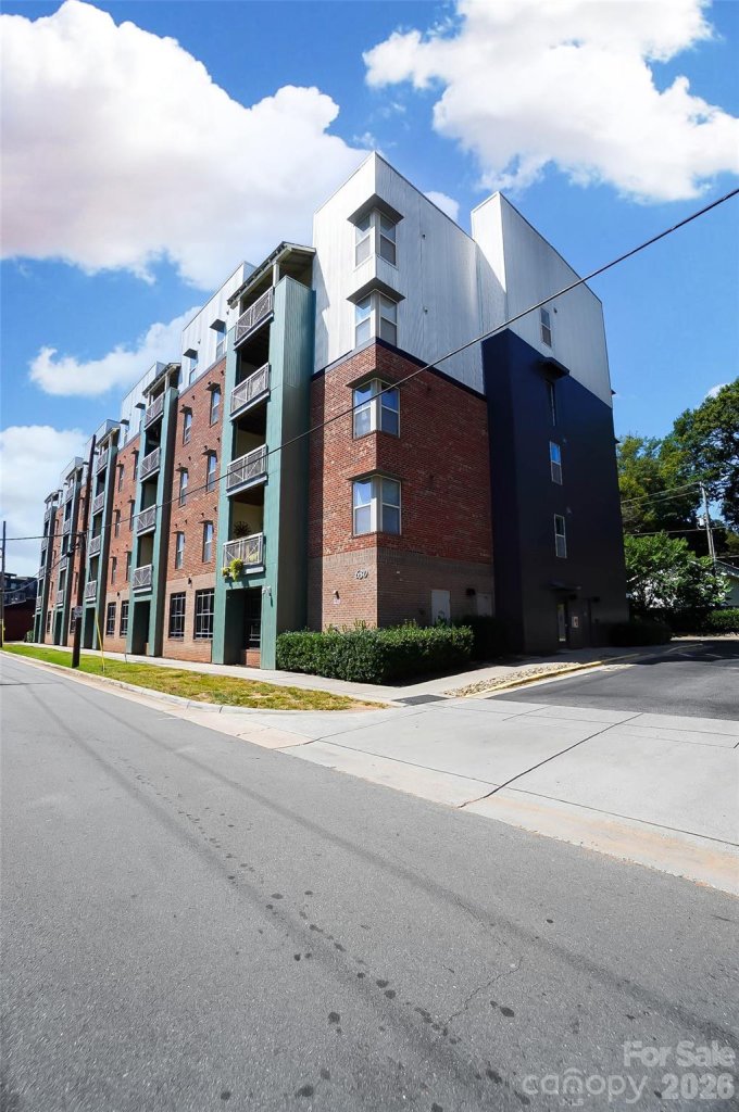 Skybridge Terrace, Charlotte community