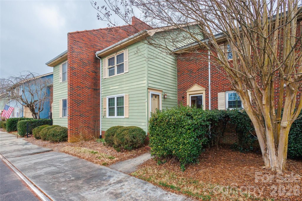 1300 Larchmont Place
