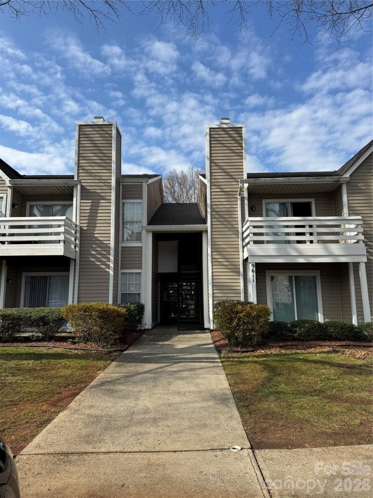 Colville Garden Condos, Charlotte community