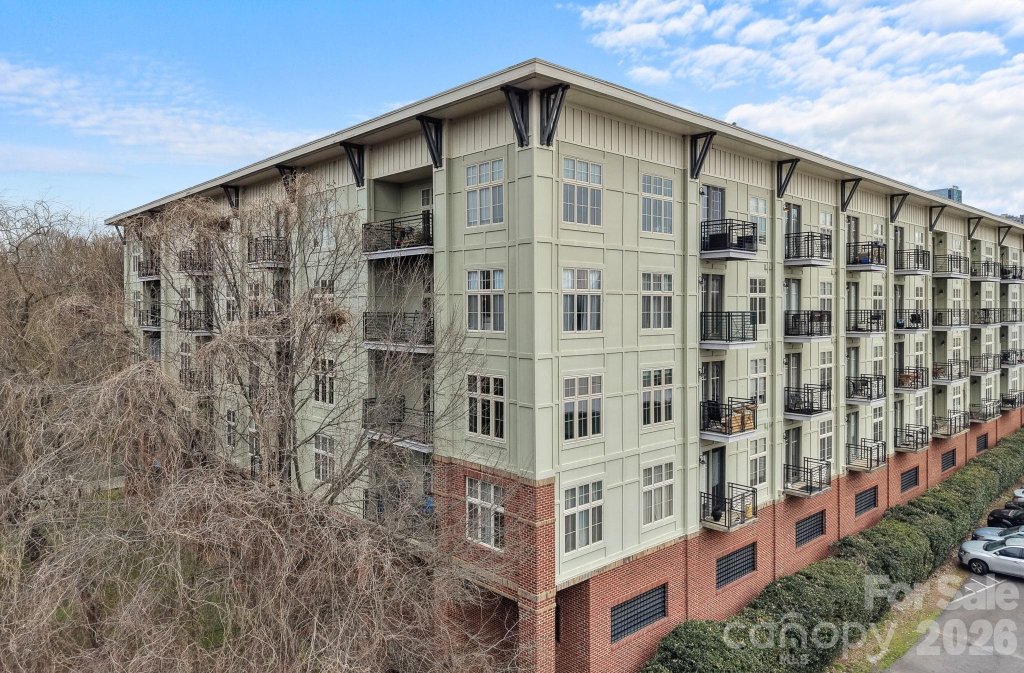 First Row Condominium, Charlotte community