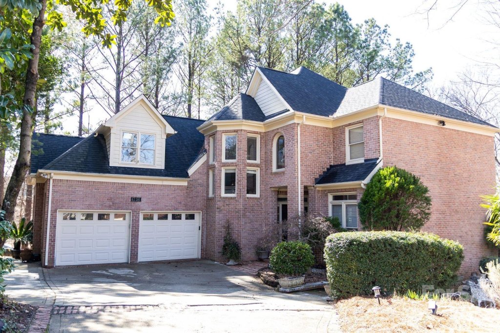 Piper Glen, Charlotte community