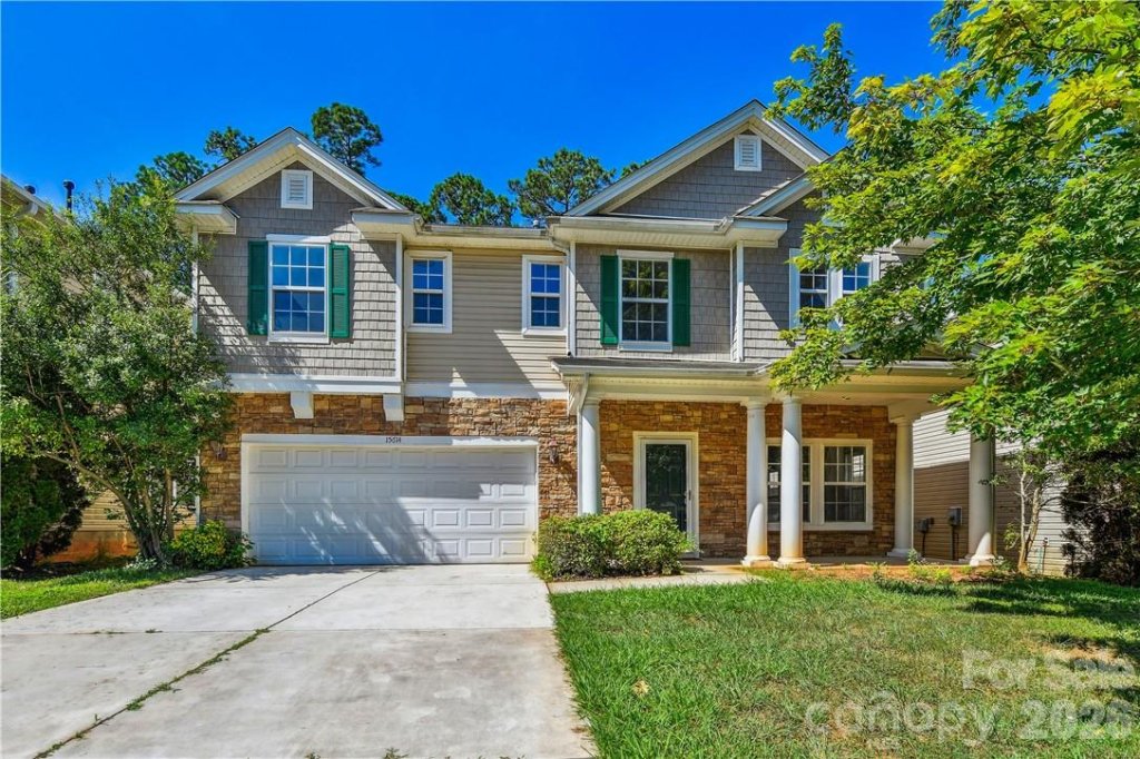 Hamilton Lakes, Charlotte community