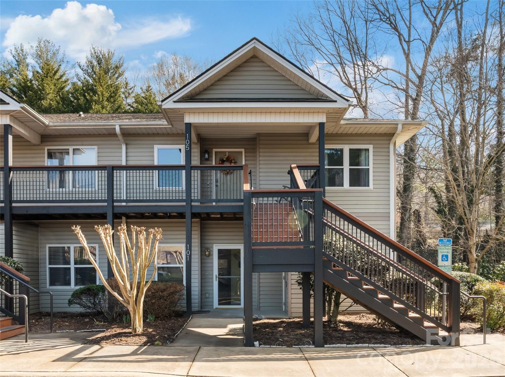 Carlyle Condominiums, Asheville community