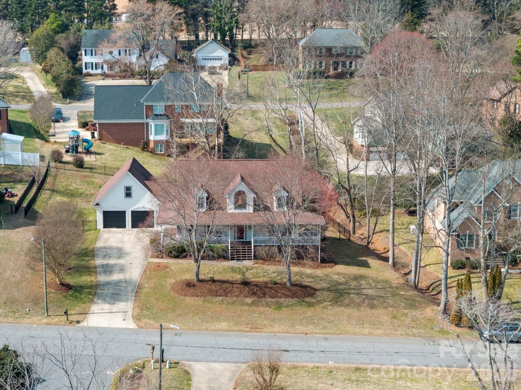 Northmoor, Hickory community