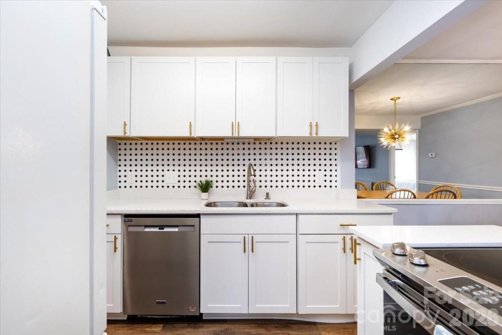 Sharon Place, Charlotte community