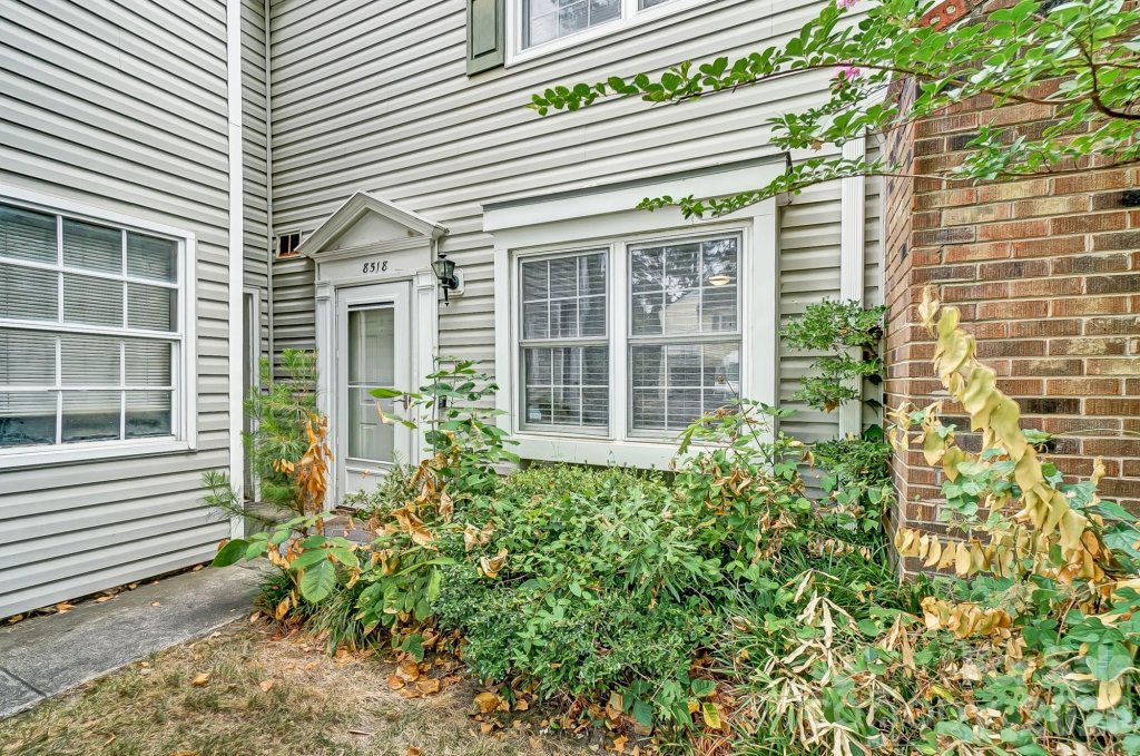 Falconbridge, Charlotte community