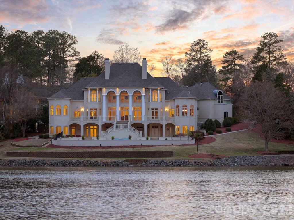 Piper Glen, Charlotte community