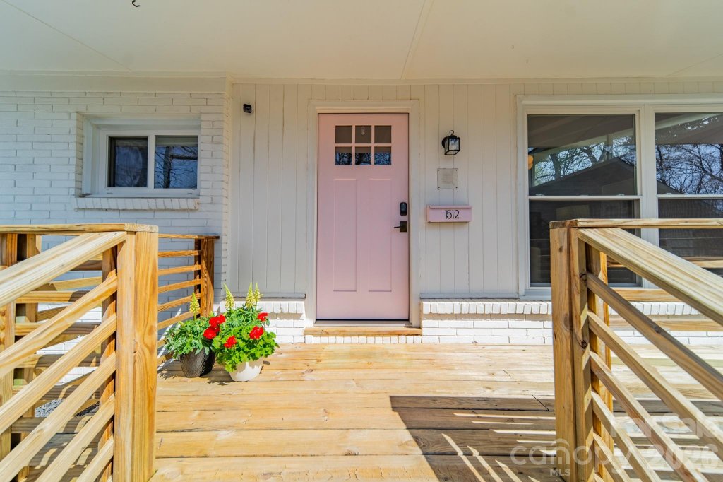 1512 Hartford Avenue