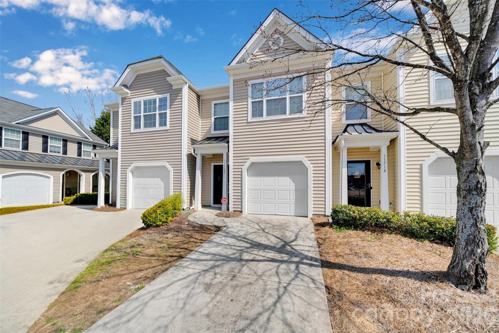 Lions Gate, Charlotte community