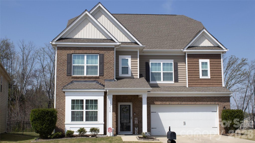 Chateau, Charlotte community