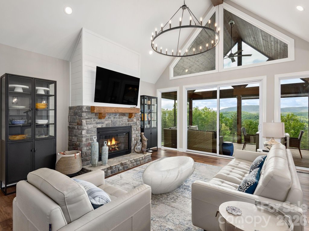 Crystal Heights, Hendersonville community