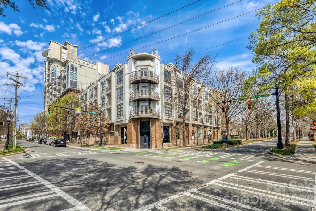 Court 6, Charlotte community