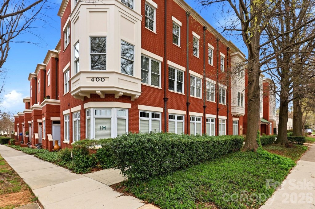 The Williamson, Charlotte community