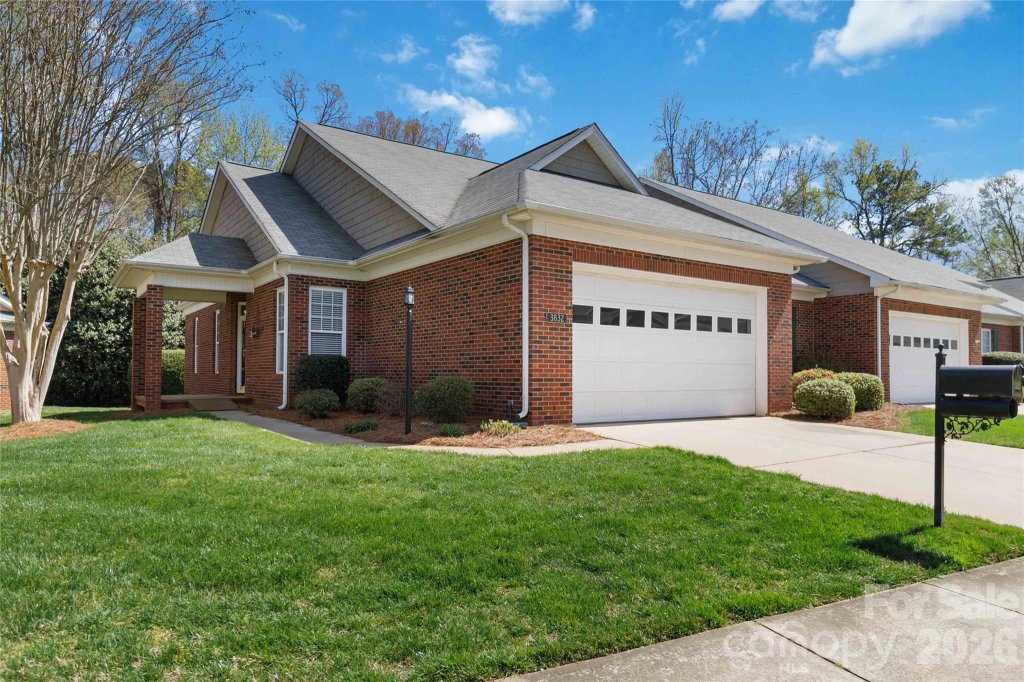 Mint Lake Village, Matthews community