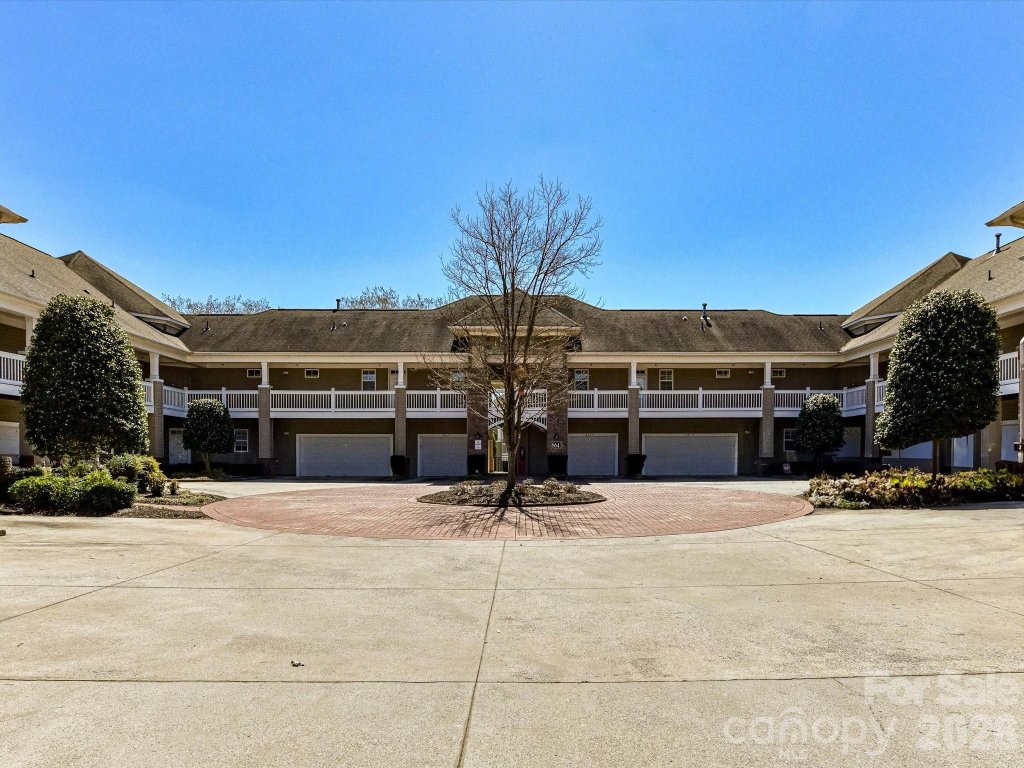 Edinburgh Square, Cornelius community