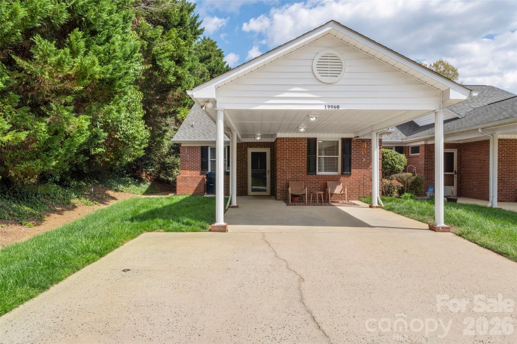 19960 Oak Leaf Circle
