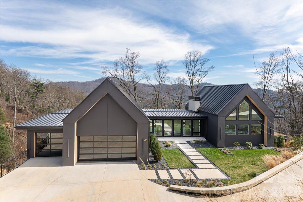 Fox Trails, Asheville community