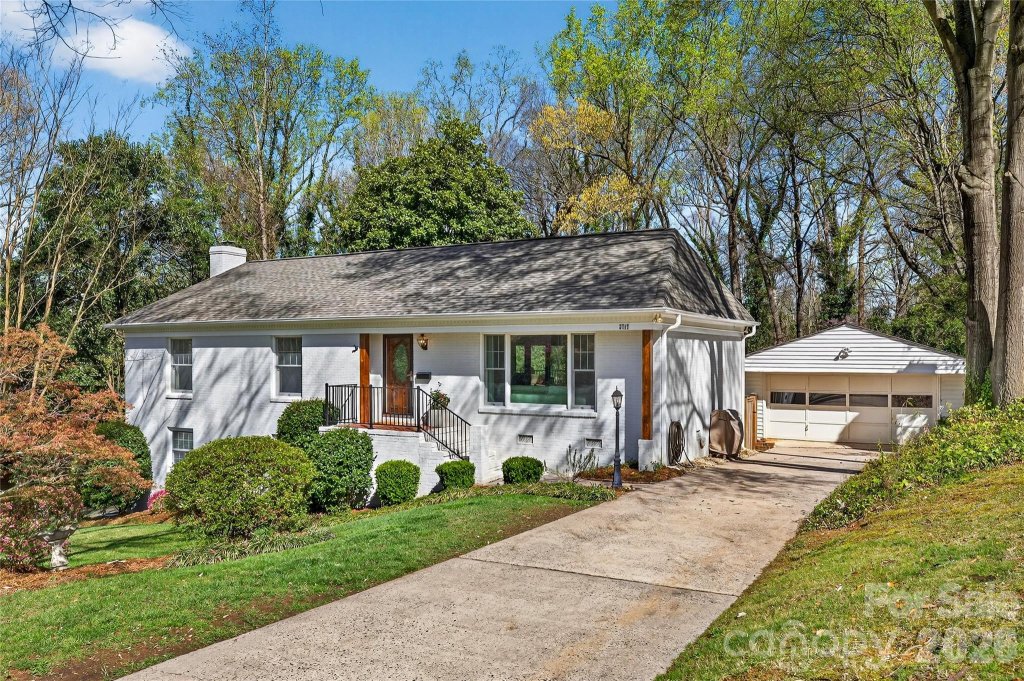 Beverly Woods, Charlotte community