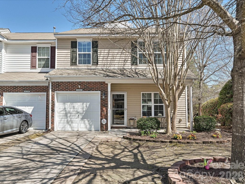 Charlotte Pines, Charlotte community