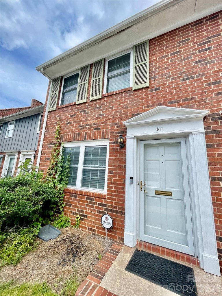 1300 Larchmont Place