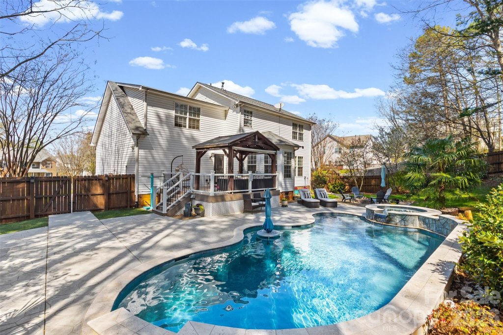 Bridlestone, Pineville community
