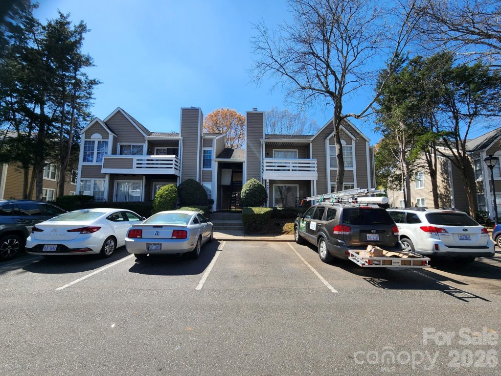 Colville Garden Condos, Charlotte community