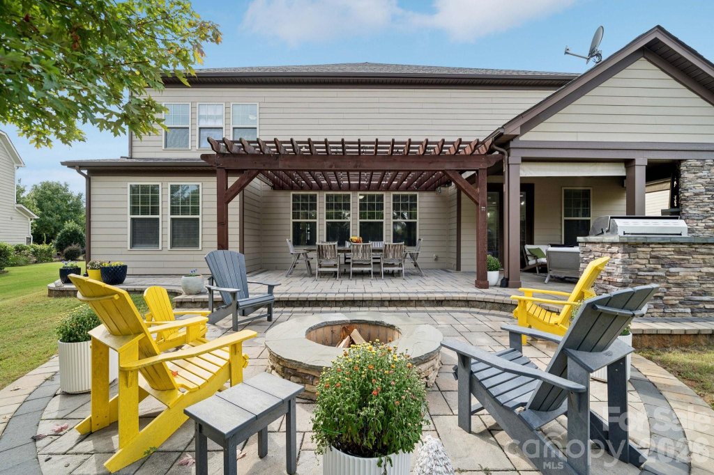 Chapel Cove, Charlotte community