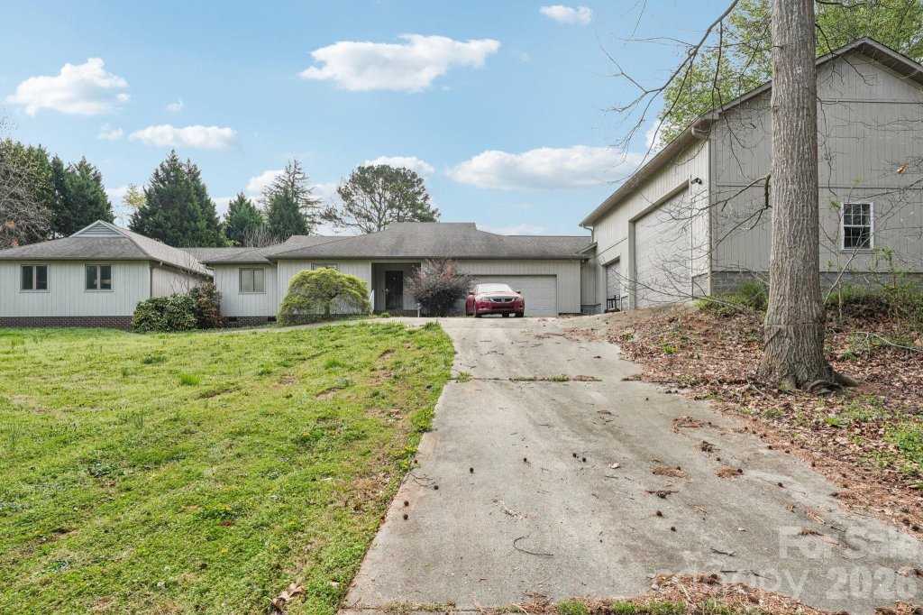 425 Lariat Circle