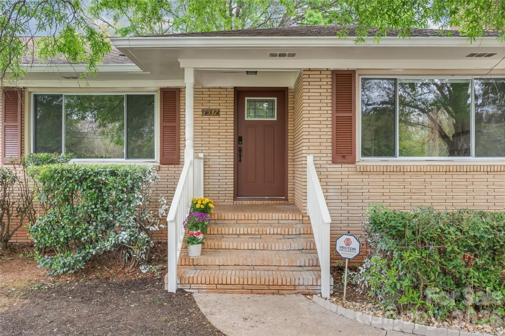 Woodberry Forest, Charlotte community