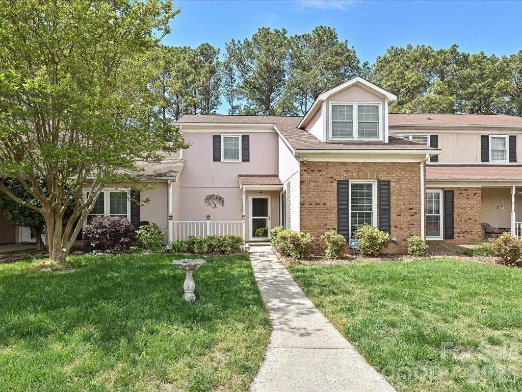 Renaissance On Carmel II, Charlotte community