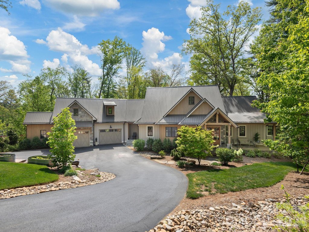Sovereign Oaks, Asheville community