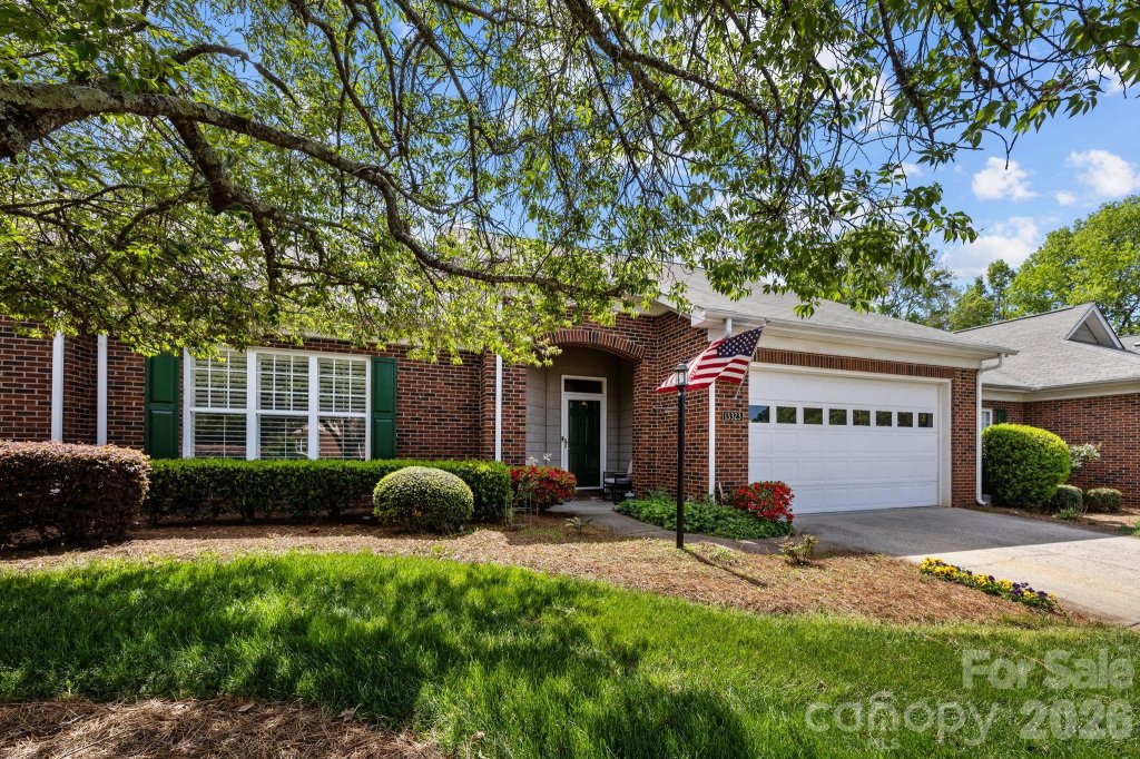 Mint Lake Village, Matthews community