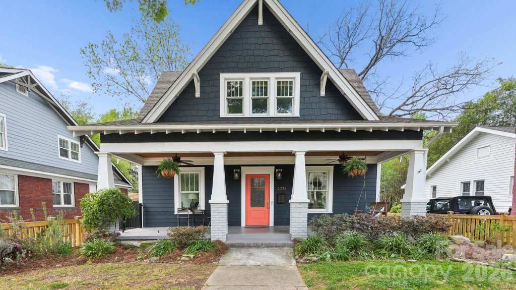 Commonwealth, Charlotte community