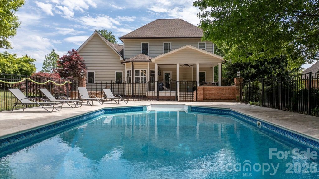 Forest Creek Estates, Hickory community