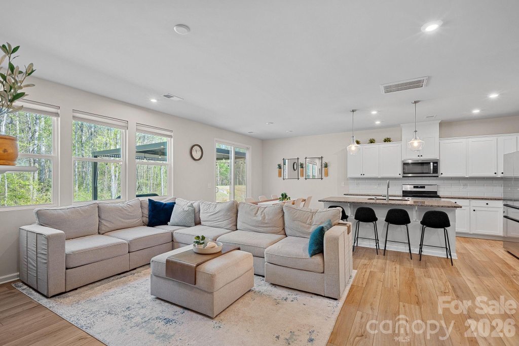 Carsen Glen, Charlotte community