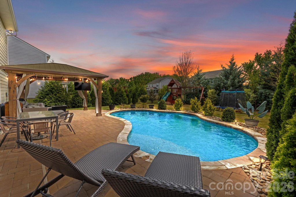 Lakemont, Huntersville community