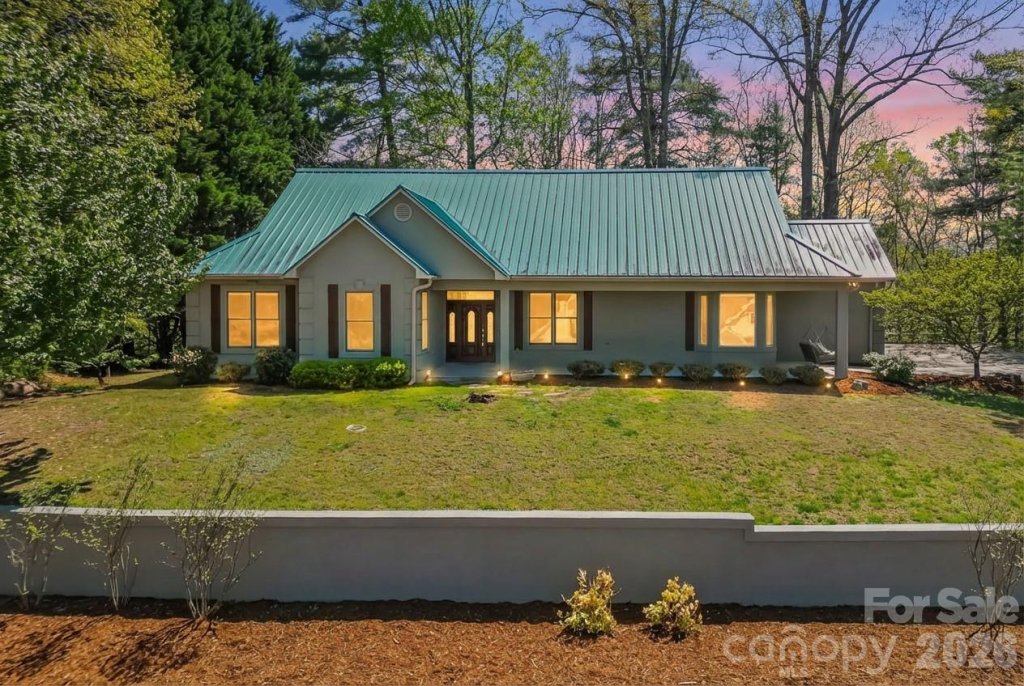 East Shores, Morganton community