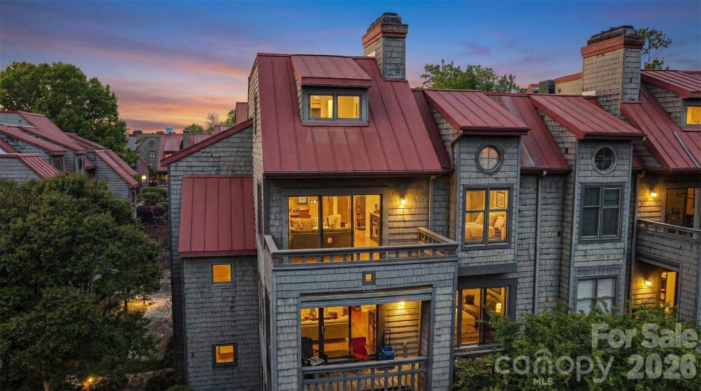 Lakeshore Village, Charlotte community