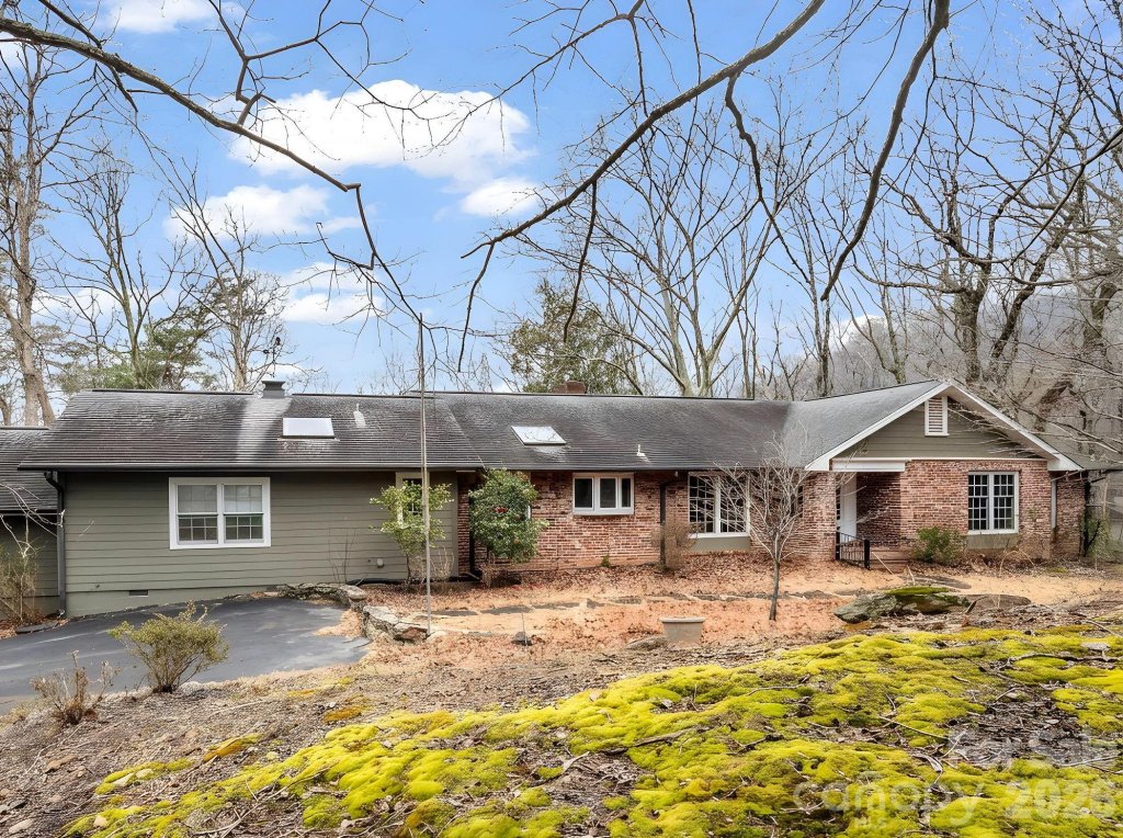 Mountain Shadows, Columbus community