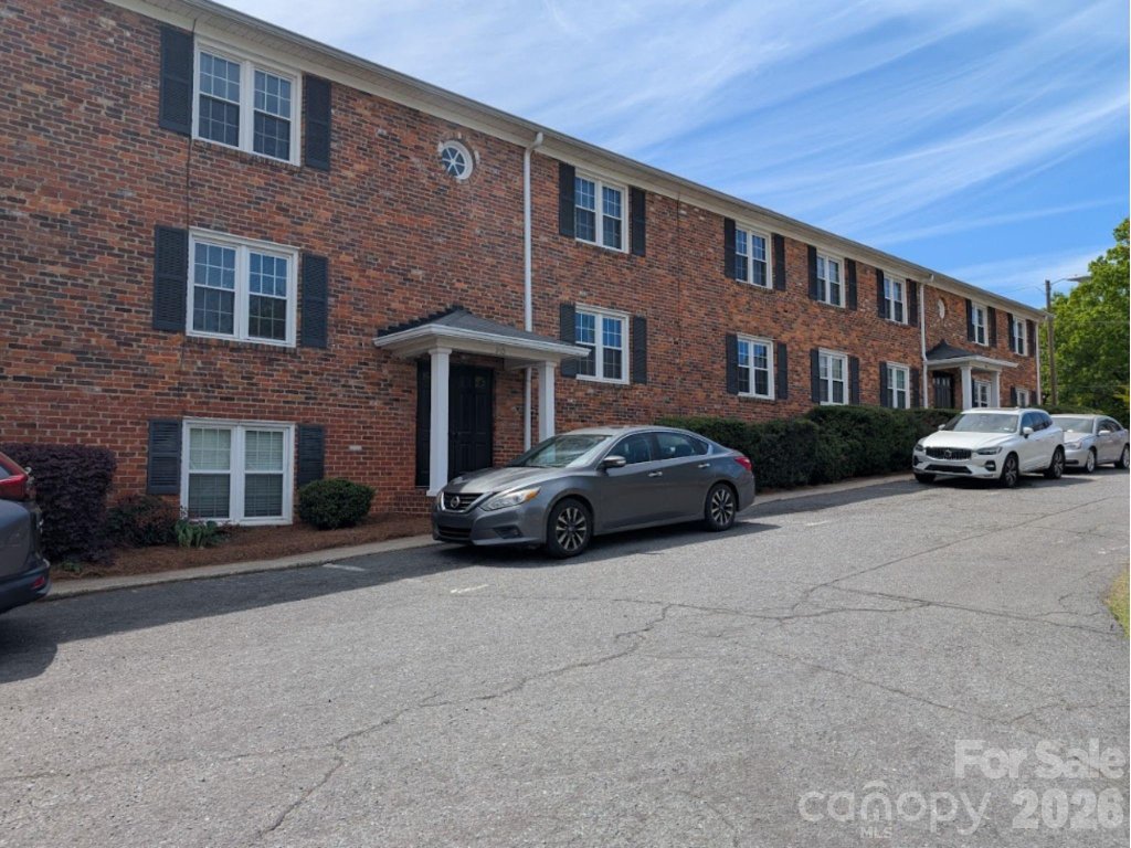 McAlway Manor, Charlotte community