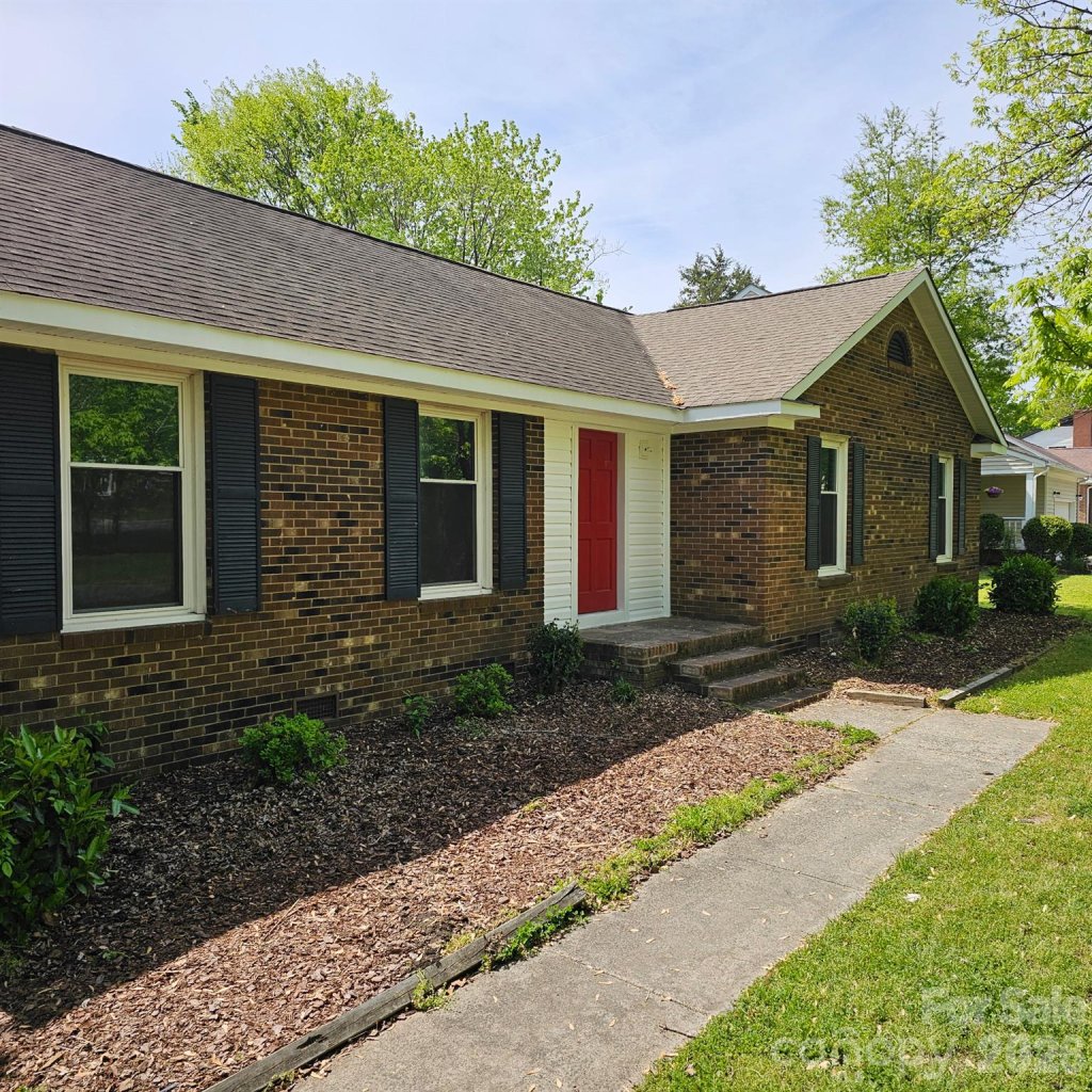 Falconbridge, Charlotte community