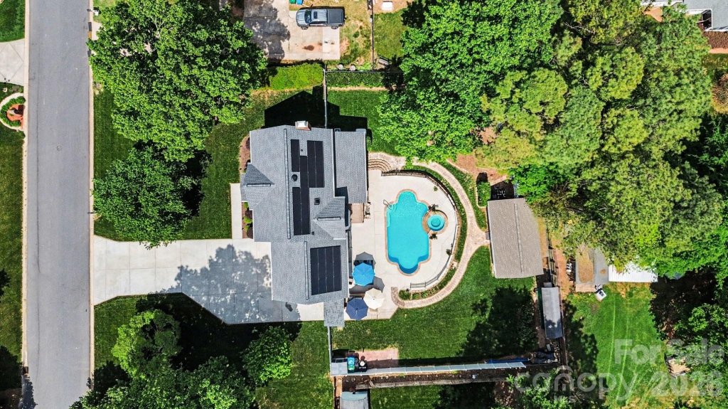 2705 Greenmont Circle