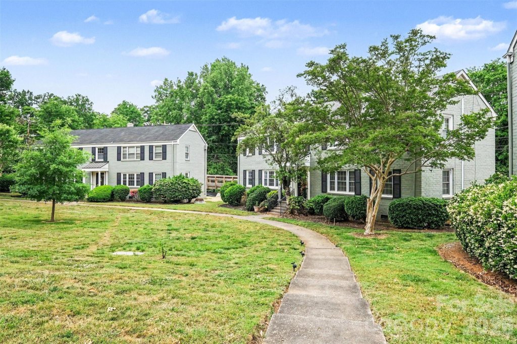 Selwyn Village, Charlotte community