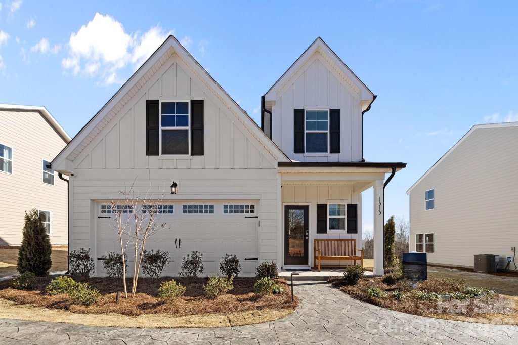 1043 Rocking Horse Road